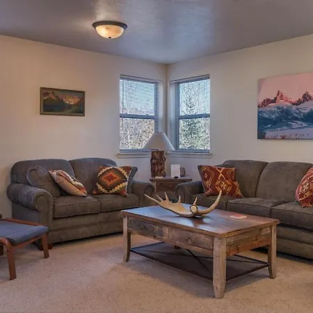 2 Bedroom Upstairs Condo With Ac In Victor, Id